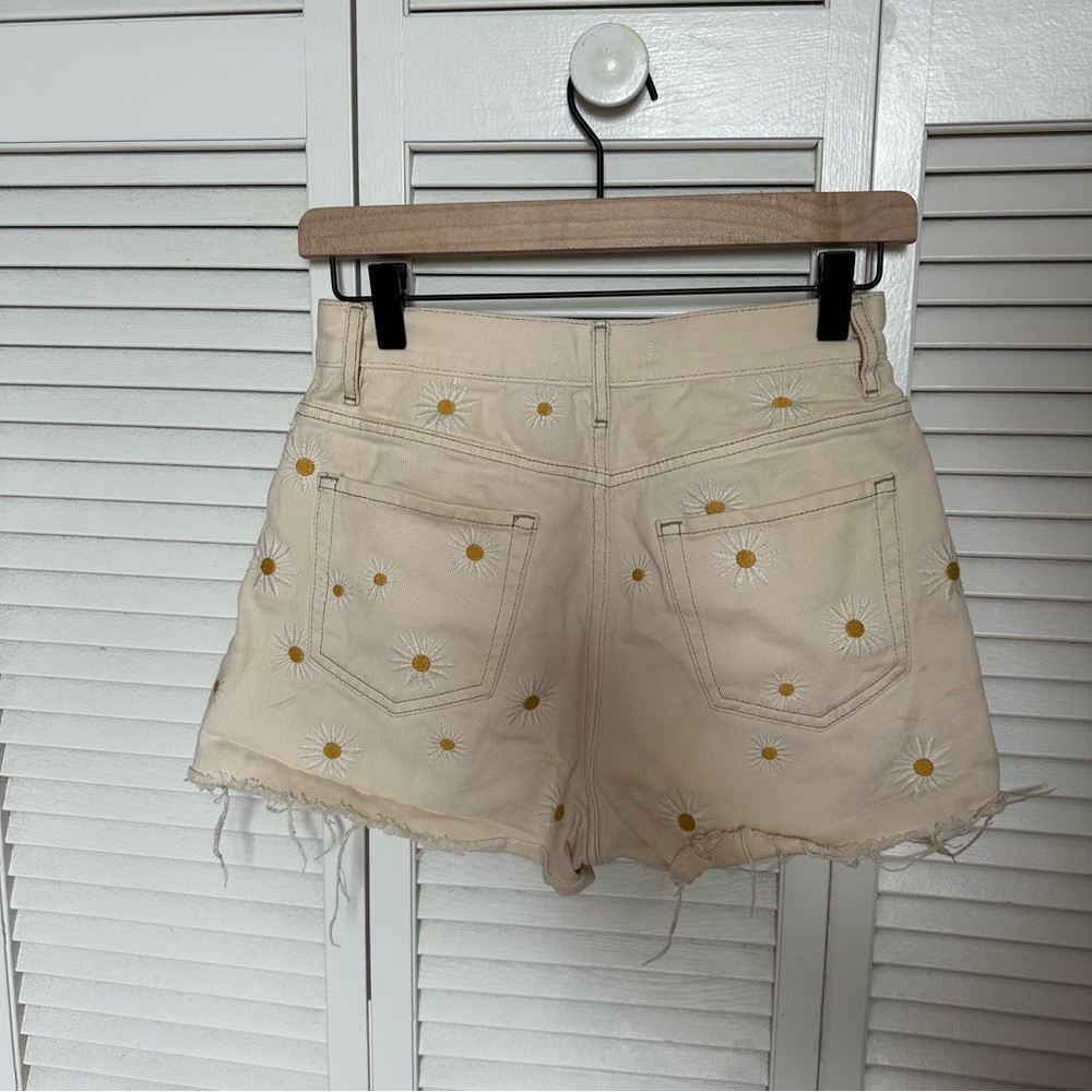 PacSun High Rise Daisy Embroidered Denim Shorts Cream Raw Hem Size 25 - Picture 5 of 11